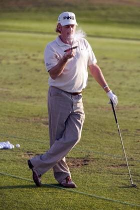 Miguel Angel Jimenez (Spanien) gönnt sich während des Algarve World Cup 2005 seine obligatorische Zigarre Golf Herren WGC Algarve World Cup 2005, PGA European Tour, World Championships, Golfen Einzelbild Vilamoura