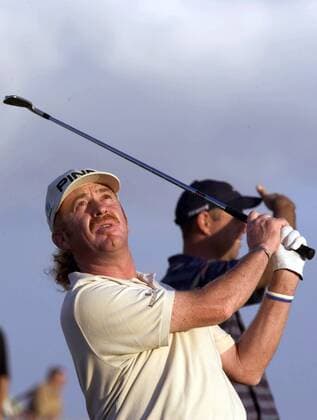 Miguel Angel Jimenez (Spanien) schaut seinem Schlag hinterher Golf Herren WGC Algarve World Cup 2005, PGA European Tour, World Championships, Golfen Einzelbild Vilamoura