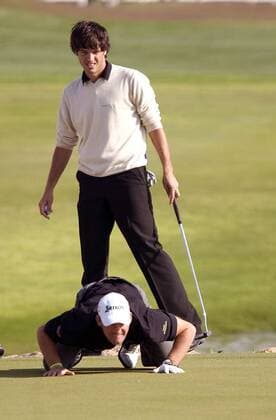 Christian Reimbold (hi.) skeptisch, Alexander Cejka (beide Deutschland) misst genau nach Golf Herren WGC Algarve World Cup 2005, PGA European Tour, World Championships, Golfen Gruppe Vilamoura Skepsis,