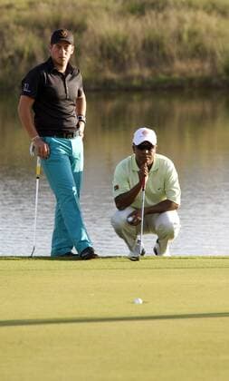 Jose Filipe Lima (li.) und Antonio Sobrinho (beide Portugal) nachdenklich am Green Golf Herren WGC Algarve World Cup 2005, PGA European Tour, World Championships, Golfen Gruppe Vilamoura Nachdenklichkeit, Enttäuschung,