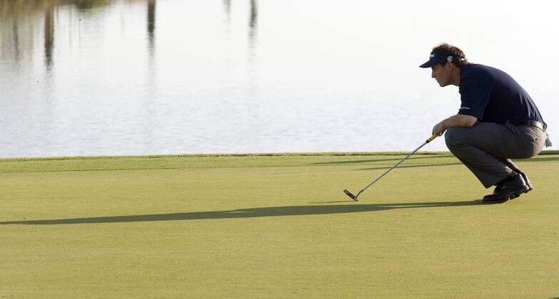 David Howell (England) begutachtet seinen Put Golf Herren WGC Algarve World Cup 2005, PGA European Tour, World Championships, Golfen Einzelbild Vilamoura