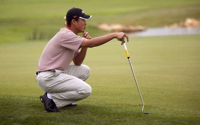 Takuya Taniguchi (Japan) nachdenklich Golf Herren WGC Algarve World Cup Portugal 2005, Worldcup, PGA European Tour, World Championships, Golfen Einzelbild Vilamoura Nachdenklichkeit,