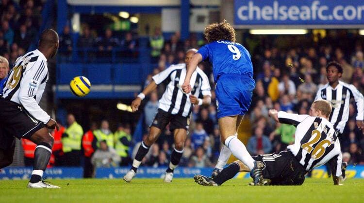 Hernan Crespo (Chelsea, 2.v.re.) erzielt das 2:0, Peter Ramage (Newcastle) kommt zu spät -  Fußball Herren English Premier League 2005 2006, 1. Englische Liga, Chelsea FC London - Newcastle United 3:0 Gruppe London Dynamik,