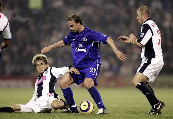 Andy van der Meyde (Everton, Mitte) gegen Junichi Inamoto (li.) und Ronnie Wallwork (beide West Brom) - EDITORIAL USE ONLY. No use with unauthorised audio, video, data, fixture lists, club league logos or live services. Online in-match use limited to 120 images, no video emulation. No use in betting, games or single club league player publications. Fußball Herren English Premier League 2005 2006, 1. Englische Liga, West Bromwich Albion - FC Everton 4:0, Gruppe Bromwich Dynamik, Kampf,