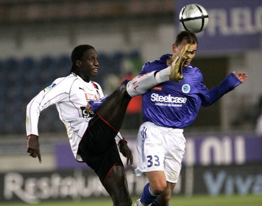 Mamadou Bagayoko (Nizza, li.) gegen Yann Schneider (Strasbourg) Fußball Herren Ligue Une 2005 2006, 1. Französische Liga, RC Strasbourg - OGC Nice 0:0, Racing Club, Gruppe Straßburg Dynamik,