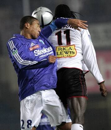 Habib Bellaid (Strasbourg, li.) gegen Mamadou Bagayoko (Nizza) Fußball Herren Ligue Une 2005 2006, 1. Französische Liga, RC Strasbourg - OGC Nice 0:0, Racing Club, Gruppe Straßburg Dynamik,