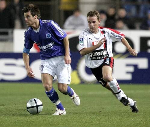 Pontus Farnerud (Strasbourg, li.) vorbei an Yoann Bigne (Nizza) Fußball Herren Ligue Une 2005 2006, 1. Französische Liga, RC Strasbourg - OGC Nice 0:0, Racing Club, Gruppe Straßburg Dynamik,