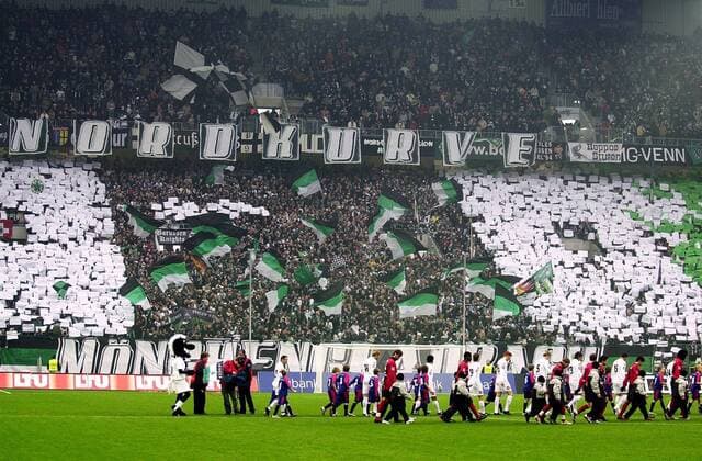 Borussia Mönchengladbach gegen Bayer Leverkusen - Einmarsch in das Stadion im Borussia Park Fußball 1. BL Herren Saison 2005 2006, Borussia Mönchengladbach - Bayer Leverkusen 1:1 Totale Schriftzug, Fohlen Jünter, Maskottchen, Talisman, Mönchengladbach, Glücksbringer