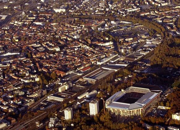 Luftaufnahme des Stadtkerns von Kaiserslautern und dem angrenzenden Fritz Walter Stadion, Heimspielstätte des 1. FC Kaiserslautern und Austragungsort der FIFA WM 2006 Fußball WM Herren Vorschau 2005 Weltmeisterschaft 2006, 1. BL, 1. FC Kaiserslautern, Lautern, Totale Fritz Walter Stadion Kaiserslautern