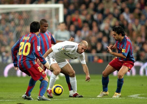 Zinedine Zidane (Real Madrid, Mitte) gegen Deco (li.) Xavi (re.) und Samuel Etoo (alle FC Barcelona) -  Fußball Herren Primera Division 2005 2006, 1. Spanische Liga, Real Madrid CF - FC Barcelona 0:3, Barca Gruppe Madrid Dynamik,