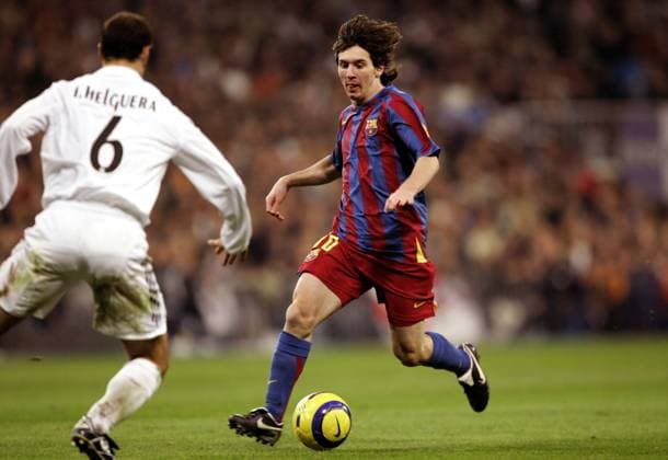 Lionel Messi (Barcelona, re.) gegen Ivan Helguera (Real Madrid) -  Fußball Herren Primera Division 2005 2006, 1. Spanische Liga, Real Madrid CF - FC Barcelona 0:3, Barca Gruppe Madrid Dynamik,
