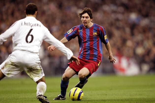 Lionel Messi (Barcelona, re.) gegen Ivan Helguera (Real Madrid) -  Fußball Herren Primera Division 2005 2006, 1. Spanische Liga, Real Madrid CF - FC Barcelona 0:3, Barca Gruppe Madrid Dynamik,