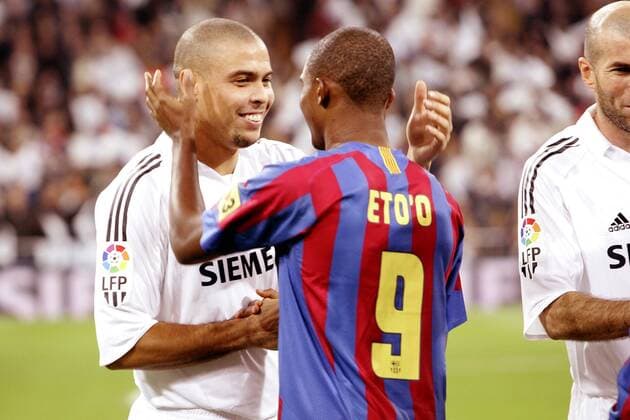 Ronaldo (Real Madrid, li.) begrüßt Samuel Etoo (Barcelona) -  Fußball Herren Primera Division 2005 2006, 1. Spanische Liga, Real Madrid CF - FC Barcelona 0:3, Barca Gruppe Madrid Harmonie, Freude, Kameradschaft,