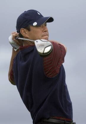 Yasuharu Imano (Japan) schaut seinem Abschlag hinterher Golf Herren WGC Algarve World Cup Portugal 2005, PGA European Tour, World Championship, Golfen Einzelbild Vilamoura