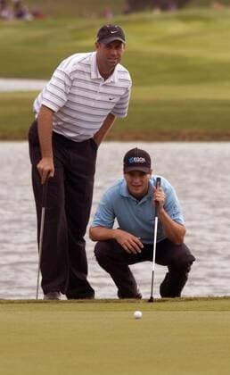Zach Johnson (re.) und Stewart Cink (beide USA) taxieren die Putlinie Golf Herren WGC Algarve World Cup Portugal 2005, PGA European Tour, World Championship, Golfen Gruppe Vilamoura
