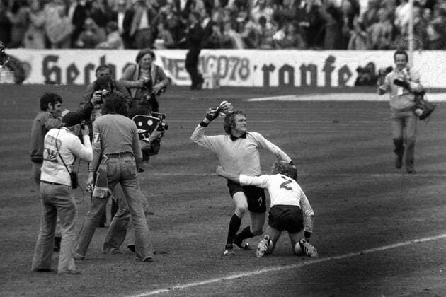 Schlußjubel Weltmeister BR Deutschland - Torwart Sepp Maier und Berti Vogts jubeln gemeinsam Fußball WM Herren Weltmeisterschaft 1974, Nationalmannschaft, Nationalteam, Nationaltrikot, Länderspiel, Finale Totale München Begeisterung, Freude,
