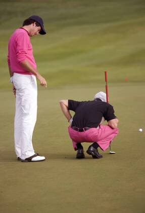Alexander Cejka (re.) und Christian Reimbold (beide Deutschland) taxieren die Putlinie Golf Herren WGC Algarve World Cup Portugal 2005, PGA European Tour, World Championship, Golfen Gruppe Vilamoura
