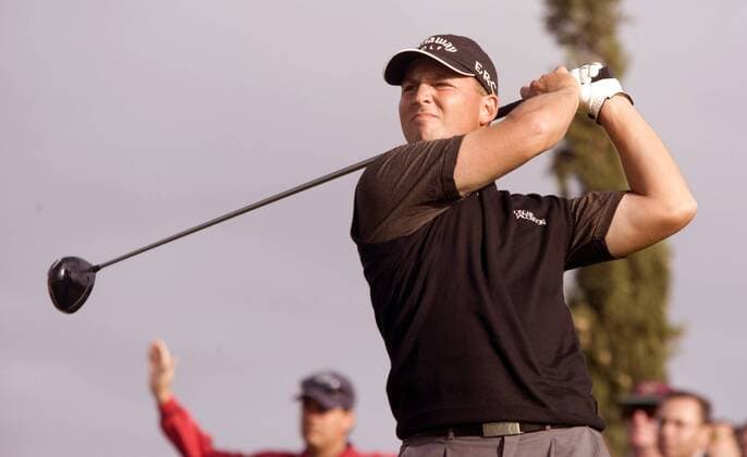 Niclas Fasth (Schweden) schaut seinem Abschlag hinterher Golf Herren WGC Algarve World Cup Portugal 2005, PGA European Tour, World Championship, Golfen Einzelbild Vilamoura