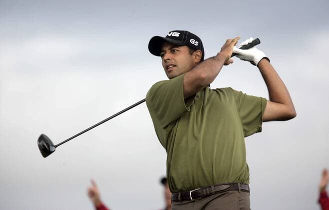 Arjun Atwal (Indien) schaut seinem Abschlag hinterher Golf Herren WGC Algarve World Cup Portugal 2005, PGA European Tour, World Championship, Golfen Einzelbild Vilamoura
