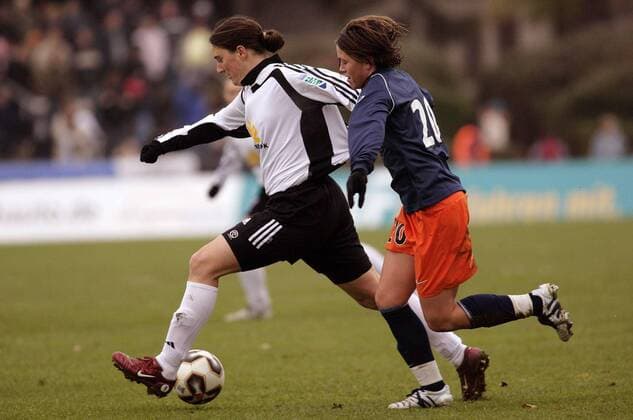 Birgit Prinz (FFC Frankfurt, li.) gegen Camille Abily (Montpellier) Fußball EC 3 Damen UEFA Cup 2005 2006, Europapokal, Europacup, Pokal, Halbfinale, Frauen, Frauenfußball Gruppe Frankfurt M. Dynamik,