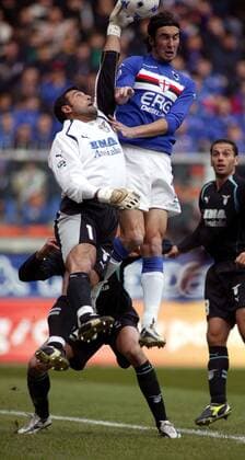 Torwart Angelo Peruzzi (Lazio) pflückt Emiliano Bonazzoli (Sampdoria Genua) den Ball von Kopf -  Fußball Herren Serie A 2005 2006, 1. Italienische Liga, Sampdoria Genua - Lazio Rom 2:0 Gruppe Genua Dynamik,