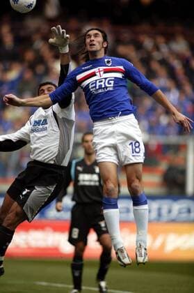 Emiliano Bonazzoli (Sampdoria Genua, re.) gegen Torwart Angelo Peruzzi (Lazio) -  Fußball Herren Serie A 2005 2006, 1. Italienische Liga, Sampdoria Genua - Lazio Rom 2:0 Gruppe Genua Dynamik,