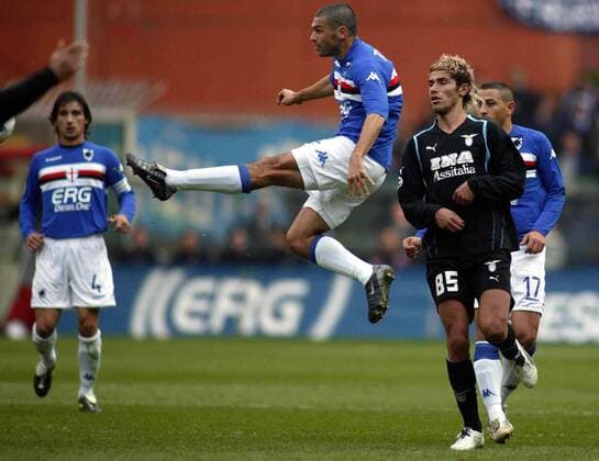 Max Tonetto (Sampdoria Genua, Mitte) akrobatisch von Valon Behrami (Lazio) -  Fußball Herren Serie A 2005 2006, 1. Italienische Liga, Sampdoria Genua - Lazio Rom 2:0 Gruppe Genua Dynamik,
