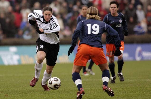 Birgit Prinz (FFC Frankfurt, li.) gegen Julie Soyer (Montpellier) Fußball EC 3 Damen UEFA Cup 2005 2006, Europapokal, Europacup, Pokal, Halbfinale, Frauen, Frauenfußball Gruppe Frankfurt M. Dynamik,