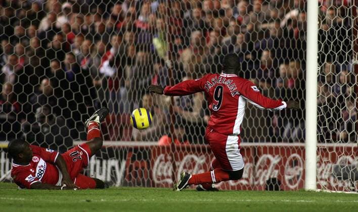 Jimmy Floyd Hasselbaink (re.) erzielt mit der Hilfe von Yakubu Ayegbini (beide Middlesbrough) einen Treffer -  Fußball Herren English Premier League 2005 2006, 1. Englische Liga, FC Middlesbrough Gruppe Middlesbrough Dynamik,