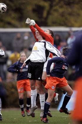 Torfrau Celine Deville (Montpellier, hi.) nimmt Kerstin Garefrekes (Frankfurt, li.) bei der Faustabwehr in die Zange Fußball EC 1 Damen UEFA Cup 2005 2006, Pokal, Europapokal, Europacup, Frauen, Frauenfußball Gruppe Frankfurt M. Dynamik, Kampf, Abwehr,