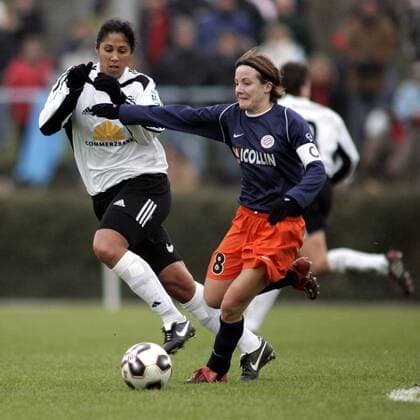 Sonia Bompastor (Montpellier, re.) gegen Steffi Jones (Frankfurt) Fußball EC 1 Damen UEFA Cup 2005 2006, Pokal, Europapokal, Europacup, Frauen, Frauenfußball Gruppe Frankfurt M. Dynamik,