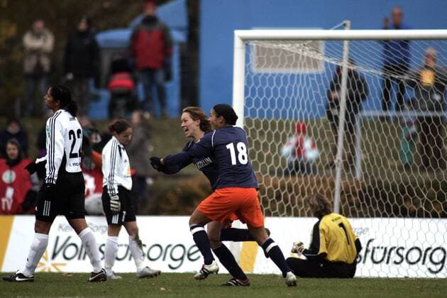 Ludivine Diguelman (3.v.re.) und Hoda Lattaf (beide Montpellier) jubeln über das 0:1, Steffi Jones (Frankfurt, li.) und ihre Mitspielerinnen können es nicht fassen Fußball EC 1 Damen UEFA Cup 2005 2006, Pokal, Europapokal, Europacup, Frauen, Frauenfußball Gruppe Frankfurt M. Freude, Begeisterung,