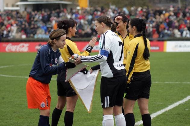 Sonia Bopastor (Montpellier, li.) tauscht mit Pia Wunderlich (Frankfurt, re.) die Wimpel, dahinter das Schiedsrichtergespann Ionescu, Nadolska und Mirt (alle Rumänien) Fußball EC 1 Damen UEFA Cup 2005 2006, Pokal, Europapokal, Europacup, Frauen, Frauenfußball Gruppe Kapitäne, Kapitän, Spielführer Frankfurt M. Schiedsrichterin, Unparteiische