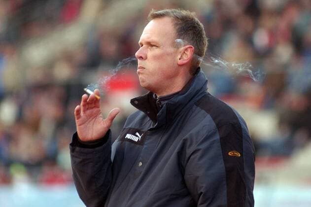 Trainer Georg Kreß (Wattenscheid) gönnt sich eine Zigarette Fußball Herren Regionalliga Nord 2005 2006, 3. Liga, SG Wattenscheid 09 Porträt Erfurt