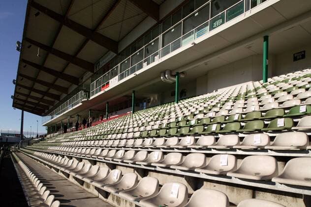 Fußball, Stadiongeschichte VfB Lübeck Haupttribüne des Stadions an der Lohmühle, der Heimspielstätte vom VfB Lübeck Fußball Herren Regionalliga Nord 2005 2006, 3. Liga Totale Stadion an der Lohmühle Lübeck Leere