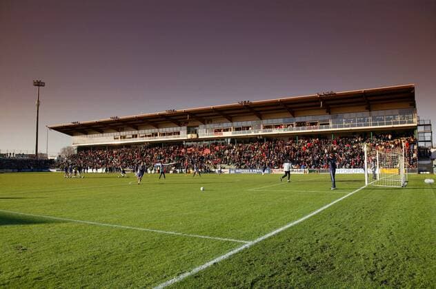 Fußball, Stadiongeschichte VfB Lübeck Haupttribüne vom Stadion an der Lohmühle, der Heimspielstätte des VfB Lübeck, ist von düsterem Licht umhüllt Fußball Herren Regionalliga Nord 2005 2006, 3. Liga, Lichtverhältnisse, Atmosphäre, Untergang, untergehen Totale Stadion an der Lohmühle Lübeck