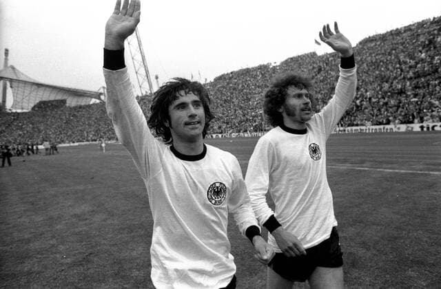Weltmeister Gerd Müller (li.) und Paul Breitner (beide BR Deutschland) winken den Anhängern Fußball WM Herren Weltmeisterschaft 1974, Nationalmannschaft, Nationalteam, Nationaltrikot, Länderspiel, Finale Gruppe München Glück, Freude,