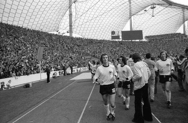 Weltmeister BR Deutschland - Rainer Bonhof (li.), Wolfgang Overath (2.v.li.) und Jürgen Grabowski auf der Ehrenrunde Fußball WM Herren Weltmeisterschaft 1974, Nationalmannschaft, Nationalteam, Nationaltrikot, Länderspiel, Finale Totale Olympiastadion, Stadion München Harmonie, Freude,