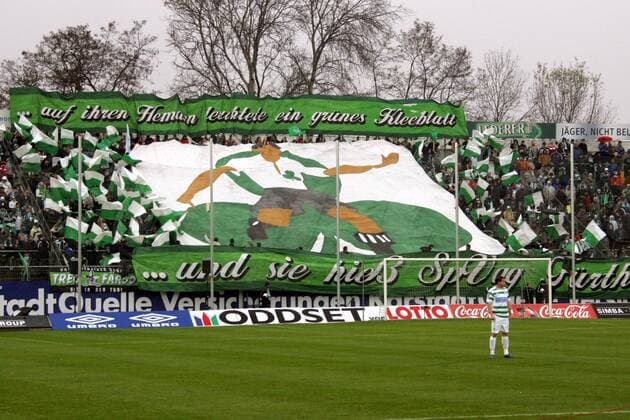 Fürther Fans mit Choreographie - ...auf ihren Hemden leuchtete ein grünes Kleeblatt ...und sie hieß SpVgg Fürth Fußball 2. BL Herren Saison 2005 2006, SpVgg Greuther Fürth Totale Fürth