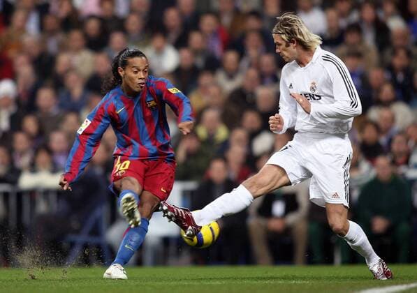 Ronaldinho (Barcelona, li.) gegen David Beckham (Real Madrid) Fußball Herren Primera Division 2005 2006, 1. Spanische Liga, Real Madrid CF - FC Barcelona 0:3, Barca Gruppe pan11509 Madrid Dynamik,  