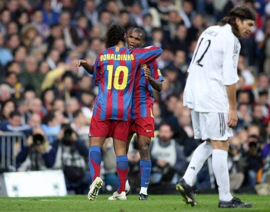 Ronaldinho (li.) und Samuel Etoo (beide Barcelona) - Torjubel, davor Pablo Garcia (Real Madrid) enttäuscht Fußball Herren Primera Division 2005 2006, 1. Spanische Liga, Real Madrid CF - FC Barcelona 0:3, Barca Gruppe pan11509 Madrid Freude,  