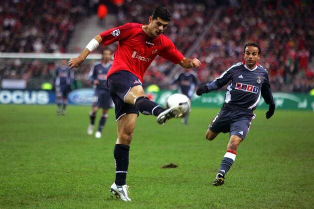 Efstathios Tavlaridis (Lille, li.) zieht ab, daneben Leo (Benfica Lissabon) Fußball EC 1 Herren Champions League 2005 2006, OSC Lille - Benfica Lissabon 0:0 Gruppe pan11534 Paris Dynamik,  