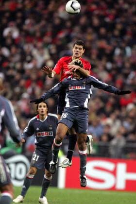 Efstathios Tavlaridis (Lille, hi.) gegen Beto (Benfica Lissabon) Fußball EC 1 Herren Champions League 2005 2006, OSC Lille - Benfica Lissabon 0:0 Gruppe pan11534 Paris Dynamik, Höhe, Kampf,  