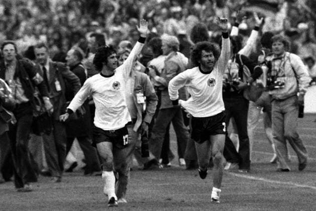 Weltmeister BR Deutschland: Gerd Müller (li.) und Paul Breitner auf der Ehrenrunde Fußball WM Herren Weltmeisterschaft 1974, Länderspiel, Nationalmannschaft, Nationalteam, Nationaltrikot, Vneg, Vsw Gruppe Finale, Endspiel München Freude,