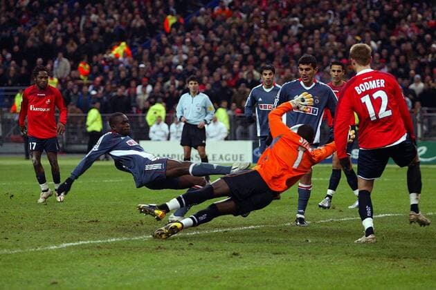 Mantorras (Benfica Lissabon, li.) gegen Torwart Tony Sylva daneben Mathieu Bodmer (re., beide Lille) und Petit (2.v.re., Benfica Lissabon) Fußball EC 1 Herren Champions League 2005 2006, OSC Lille - Benfica Lissabon 0:0 Gruppe pan11537 Paris Dynamik, Abwehr,  