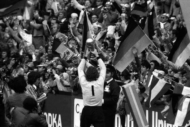 Weltmeister BR Deutschland: Torwart Sepp Maier jubelt mit dem Pokal vor den Fans Fußball WM Herren Weltmeisterschaft 1974, Länderspiel, Nationalmannschaft, Nationalteam, Nationaltrikot, Vneg, Vsw Totale Finale, Endspiel, BRD München, deutscher, deutsche Freude, Begeisterung,