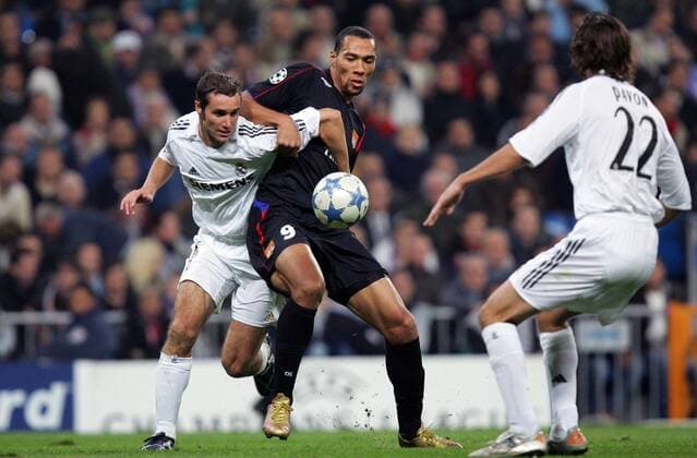 Ivan Helguera (Real Madrid, li.) gegen John Carew (Lyon) Fußball EC 1 Herren Champions League 2005 2006, Real Madrid - Olympique Lyonnais 1:1, OL, Vdig Gruppe pan11548 Madrid Dynamik,  