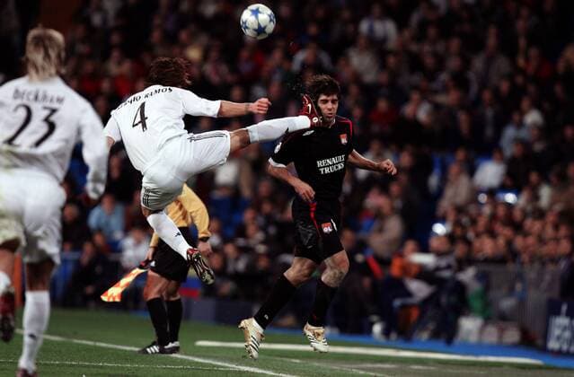 Sergio Ramos Garcia (Real Madrid, li.) rücksichtslos mit hohem Bein gegen Juninho (Lyon) Fußball EC 1 Herren Champions League 2005 2006, Real Madrid - Olympique Lyonnais 1:1, OL, Vdig Gruppe pan11548 Madrid Dynamik, Kampf,  