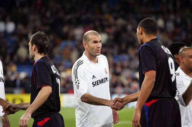 Zinedine Zidane (Real Madrid, li.) begrüßt John Carew (Lyon) per Handschlag Fußball EC 1 Herren Champions League 2005 2006, Real Madrid - Olympique Lyonnais 1:1, Gruppe pan11548 Madrid Kameradschaft,  