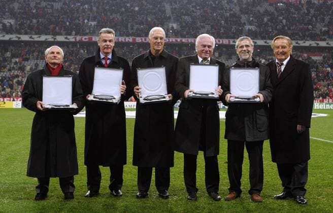 DFB Präsident Gerhard Mayer Vorfelder (re.) übernimmt im Auftrag der UEFA zum 50 jährigen Jubiläum des Europapokals, die Auszeichnung zu den Champions of Europe, v. li.: Dettmar Cramer, Ottmar Hitzfeld, Präsident Franz Beckenbauer (Bayern), ... Fußball EC 1 Herren Champions League 2005 2006, FC Bayern München, Jubiläum, 50 Jahre Europapokal, Europacup Gruppe ehemalige, ehemaliger, Fußballlegende München, Fußballlegenden